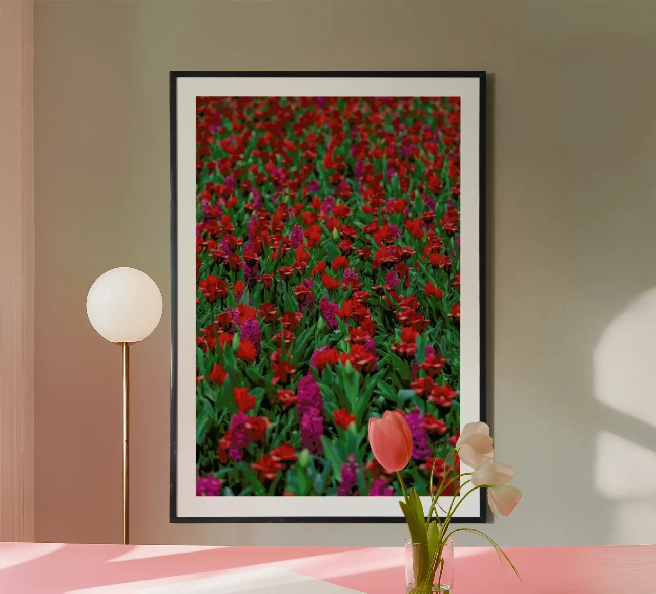 Tulip Field Red poster da Curious Collections by Marielle Leenders