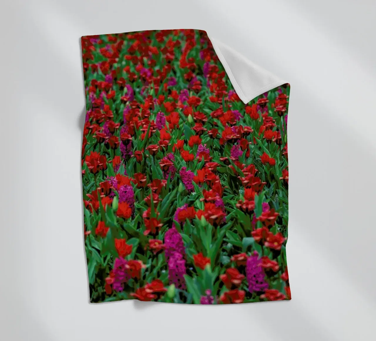 Tulip Field Red coperta in pile da Curious Collections by Marielle Leenders