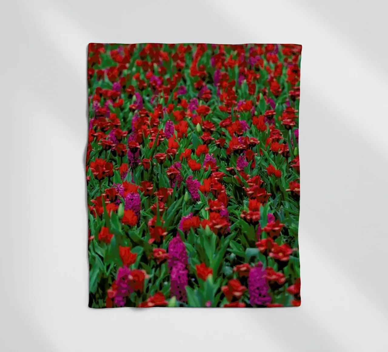 Tulip Field Red coperta in pile da Curious Collections by Marielle Leenders