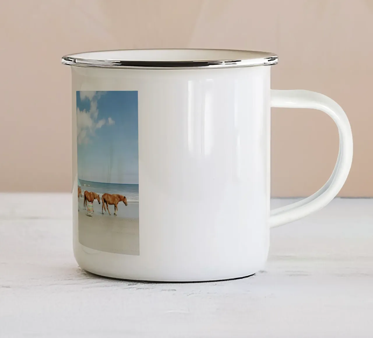 Horses on Holiday tazza in smalto da Kevin Russ