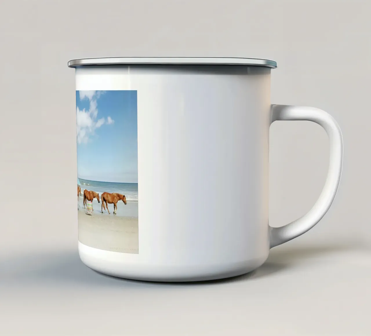 Horses on Holiday tazza in smalto da Kevin Russ