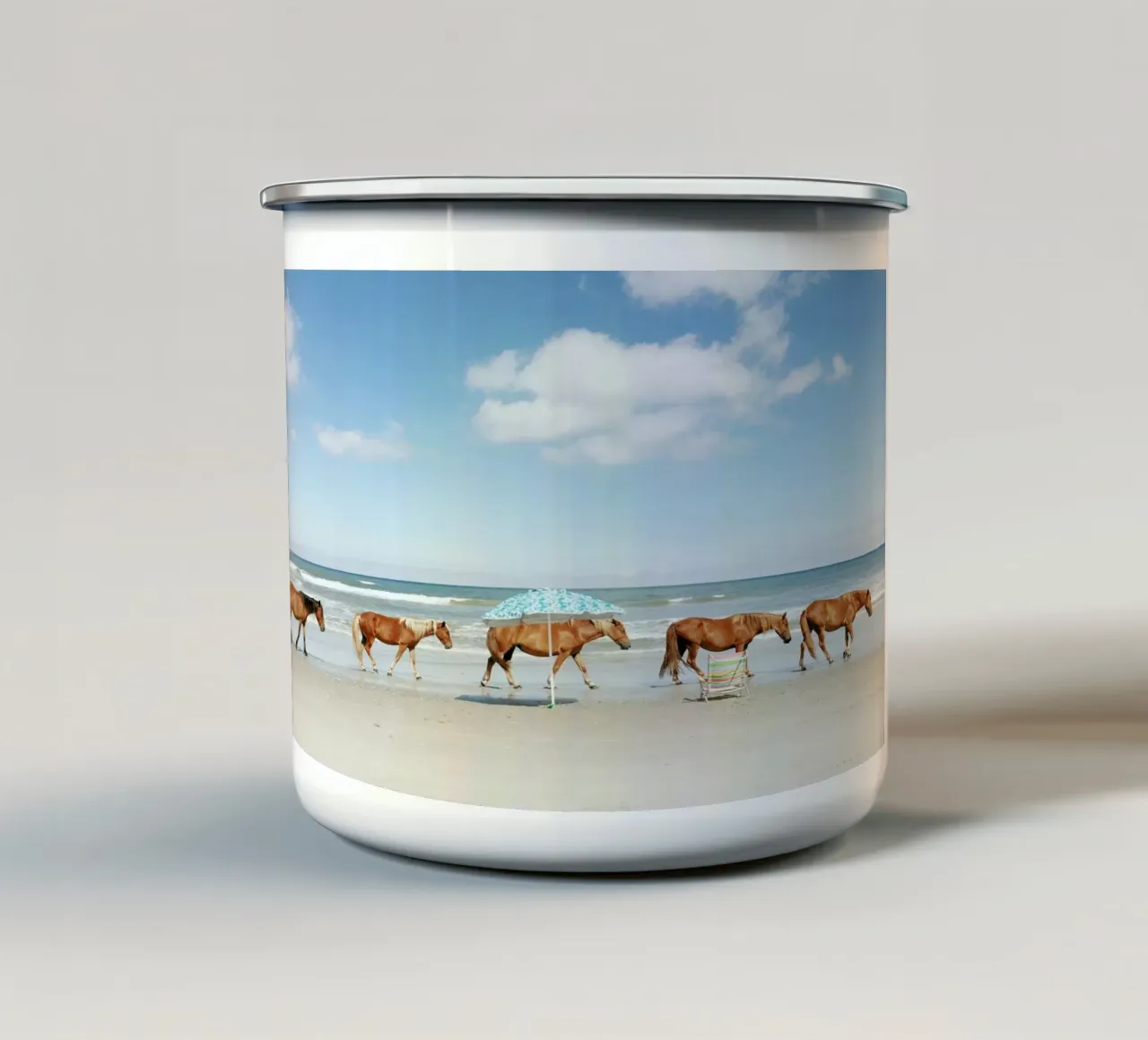 Horses on Holiday tazza in smalto da Kevin Russ