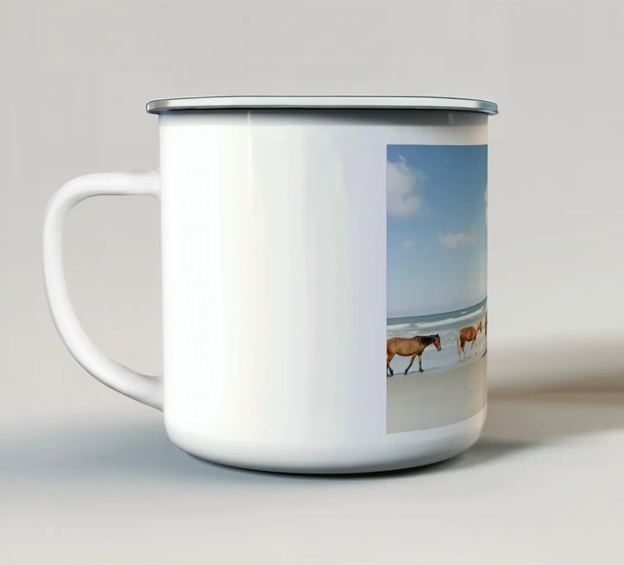 Horses on Holiday tazza in smalto da Kevin Russ