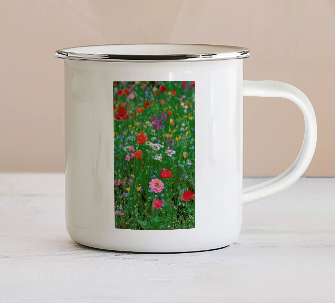 Wild Flowers Field 1 tazza in smalto da Curious Collections by Marielle Leenders