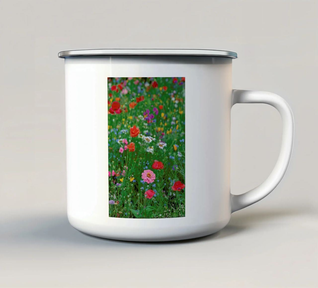 Wild Flowers Field 1 tazza in smalto da Curious Collections by Marielle Leenders