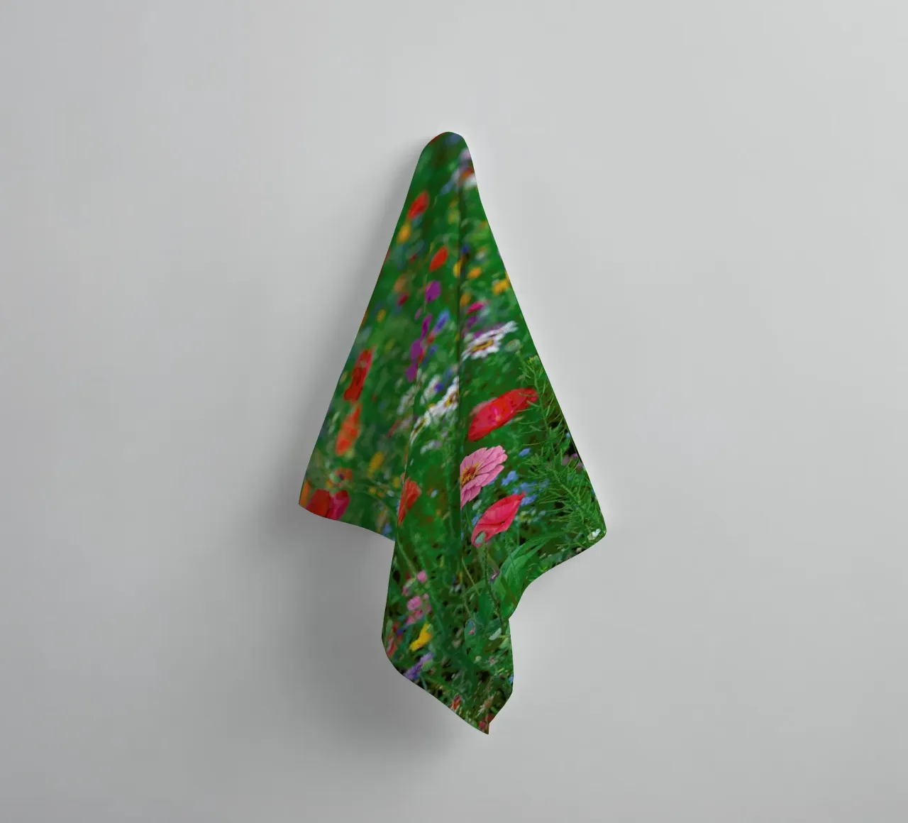 Wild Flowers Field 1 badhanddoek van Curious Collections by Marielle Leenders