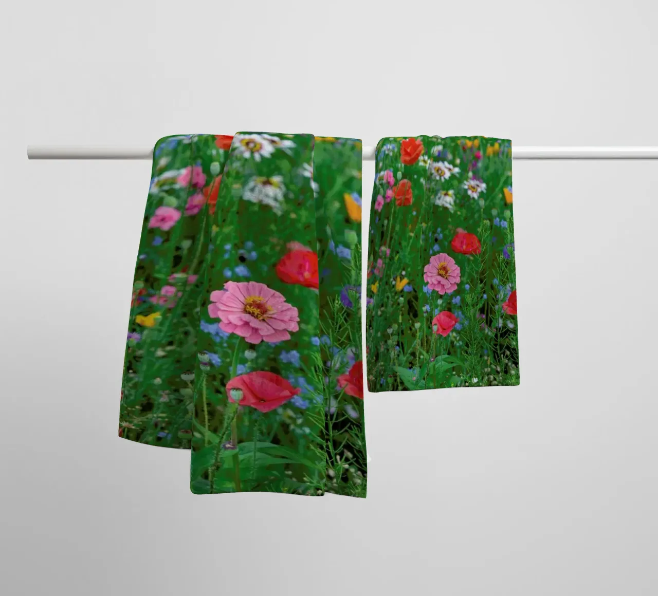 Wild Flowers Field 1 badhanddoek van Curious Collections by Marielle Leenders