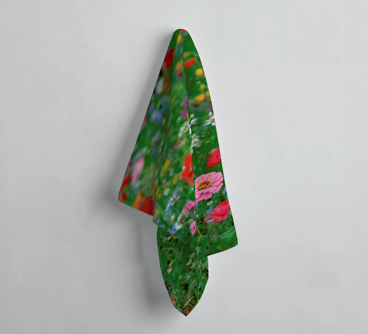 Wild Flowers Field 1 badhanddoek van Curious Collections by Marielle Leenders
