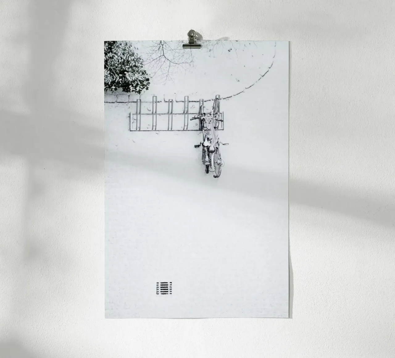 Winter White Bikes poster con telaio in legno da Studio Nahili