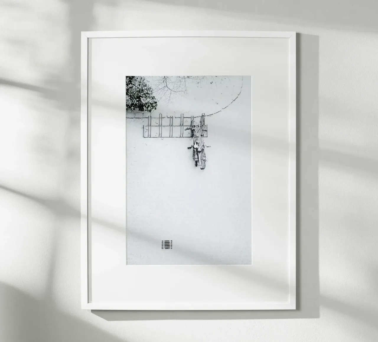 Winter White Bikes poster con telaio in legno da Studio Nahili