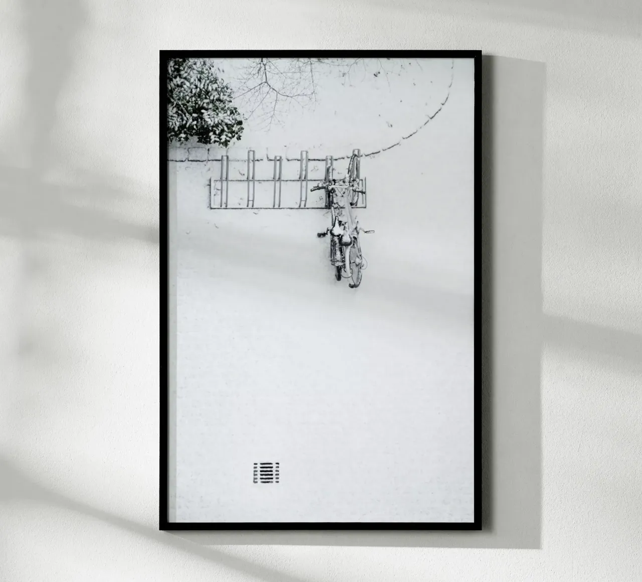 Winter White Bikes poster con telaio in legno da Studio Nahili