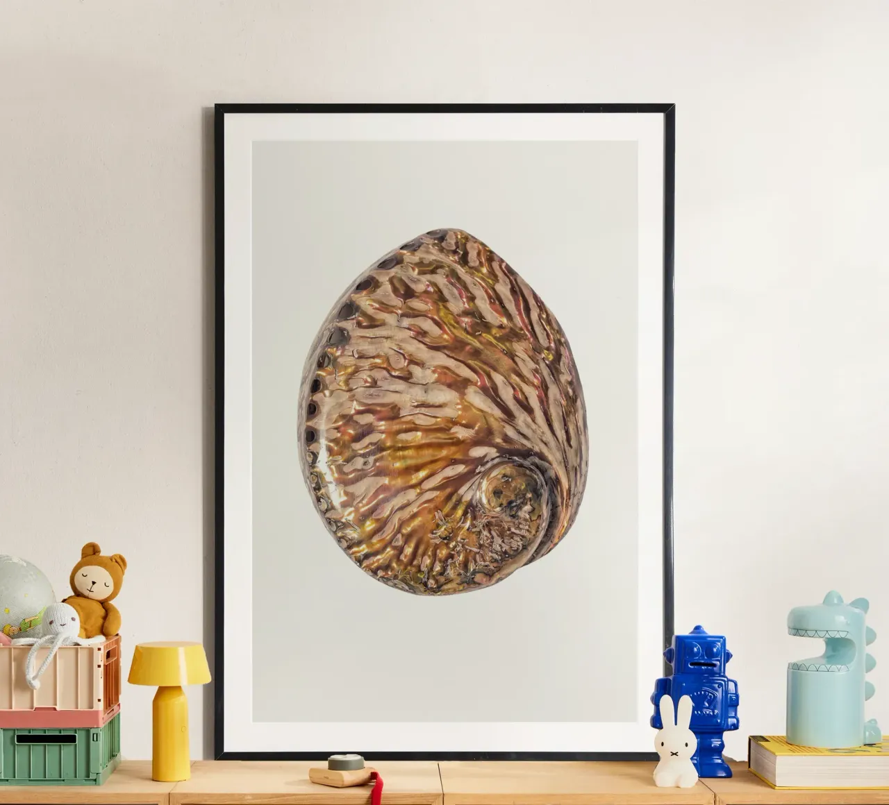 Squisita radiosità: Poster con conchiglia madreperla tropicale poster da Curious Collections by Marielle Leenders