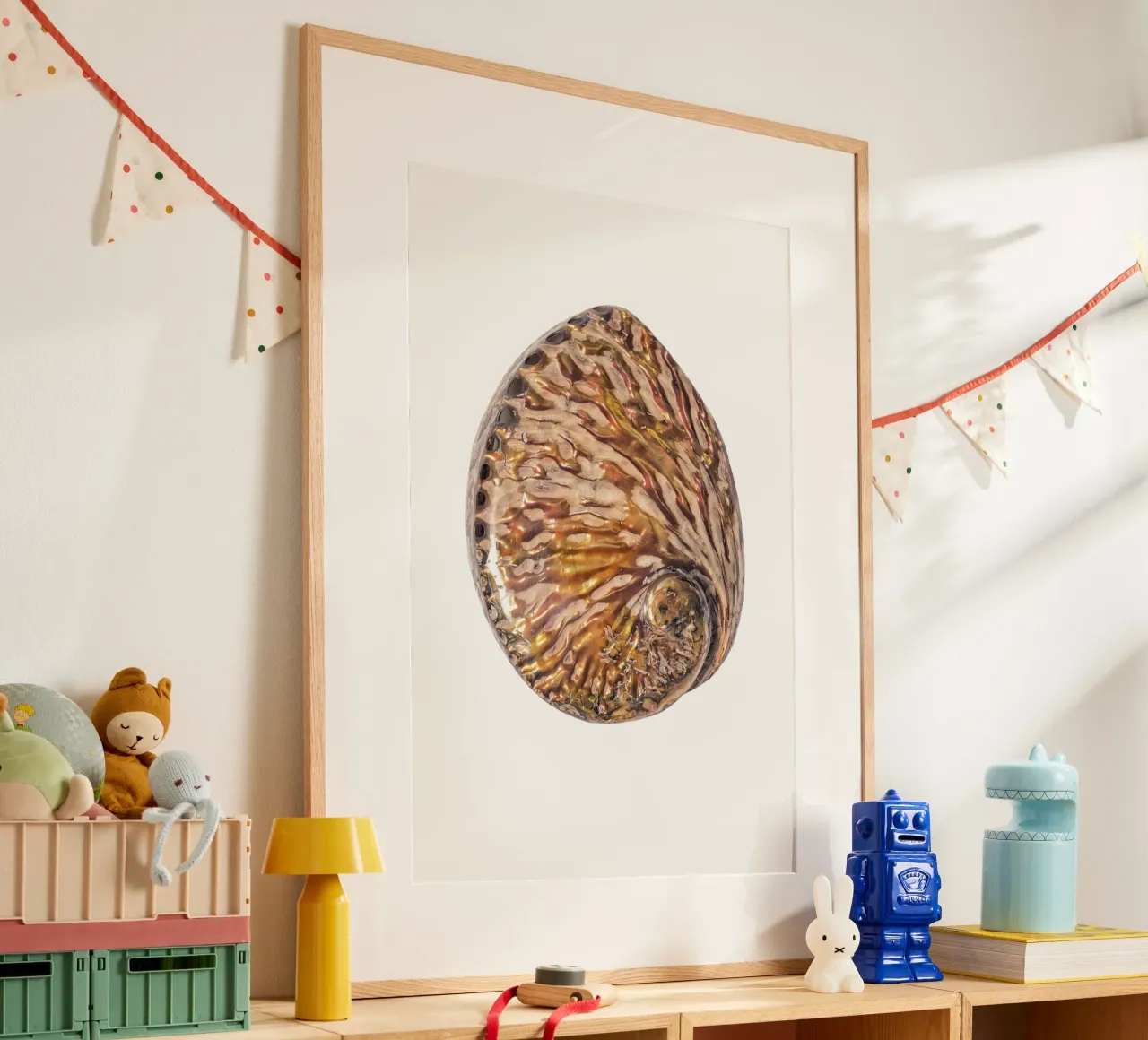 Squisita radiosità: Poster con conchiglia madreperla tropicale carta hahnemühle da Curious Collections by Marielle Leenders