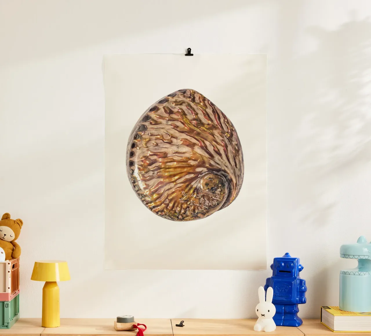 Squisita radiosità: Poster con conchiglia madreperla tropicale poster da Curious Collections by Marielle Leenders