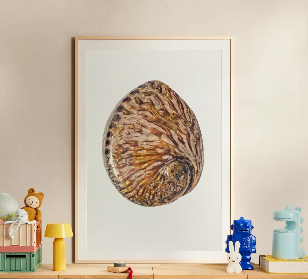 Squisita radiosità: Poster con conchiglia madreperla tropicale poster da Curious Collections by Marielle Leenders