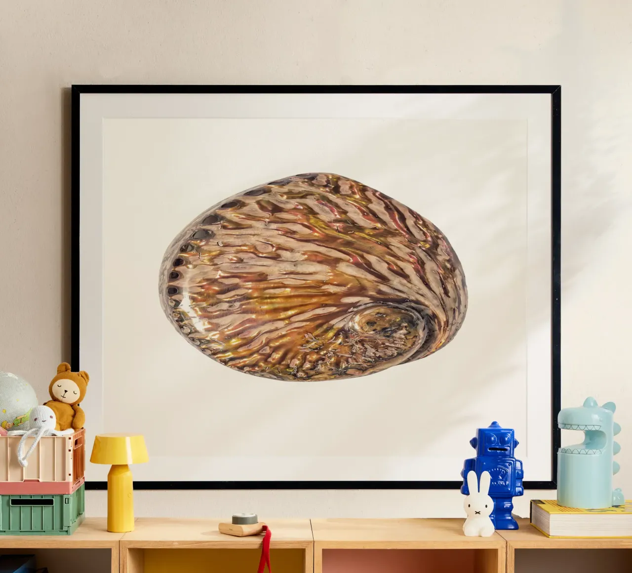 Squisita radiosità: Poster con conchiglia madreperla tropicale poster da Curious Collections by Marielle Leenders