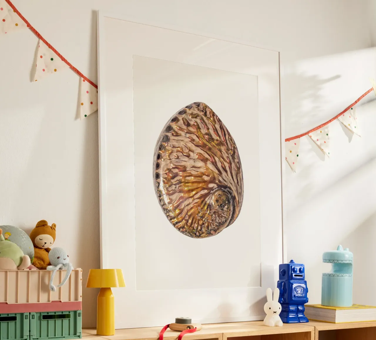 Squisita radiosità: Poster con conchiglia madreperla tropicale poster da Curious Collections by Marielle Leenders