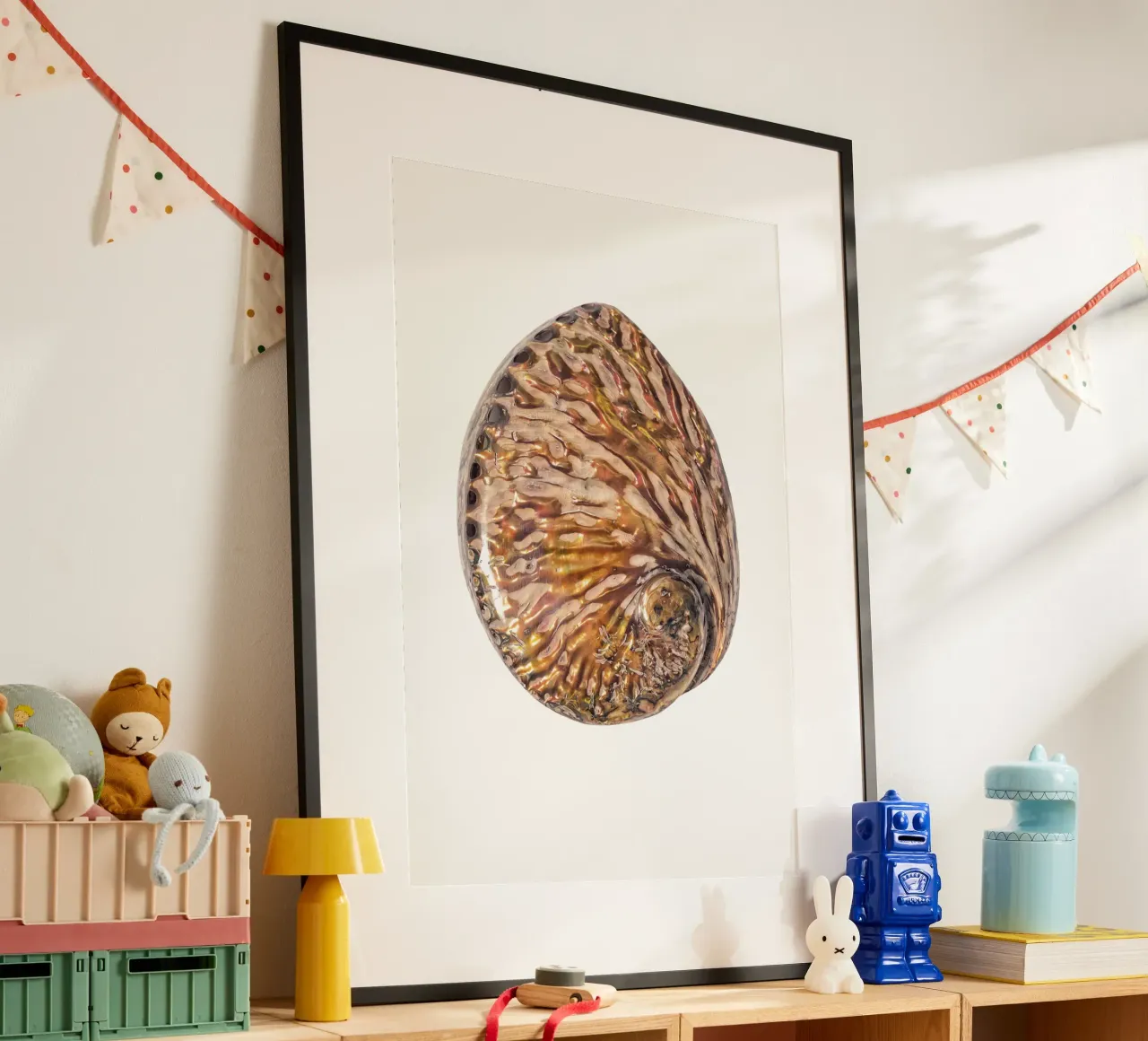 Squisita radiosità: Poster con conchiglia madreperla tropicale poster da Curious Collections by Marielle Leenders