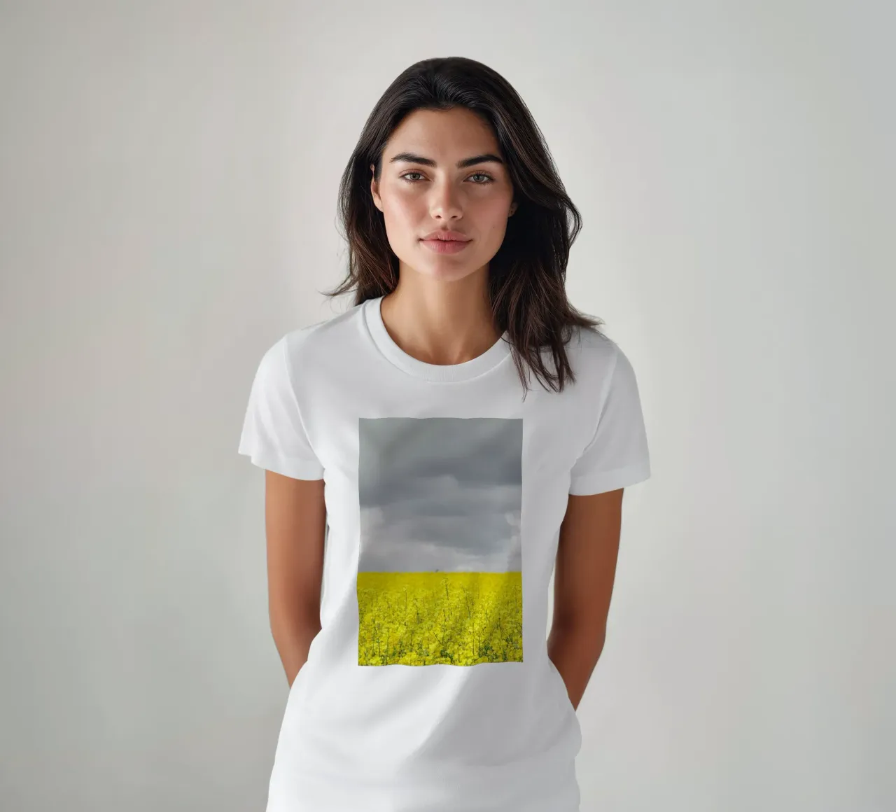 Grey Sky Meets Yellow Fields t-shirt da Studio Nahili