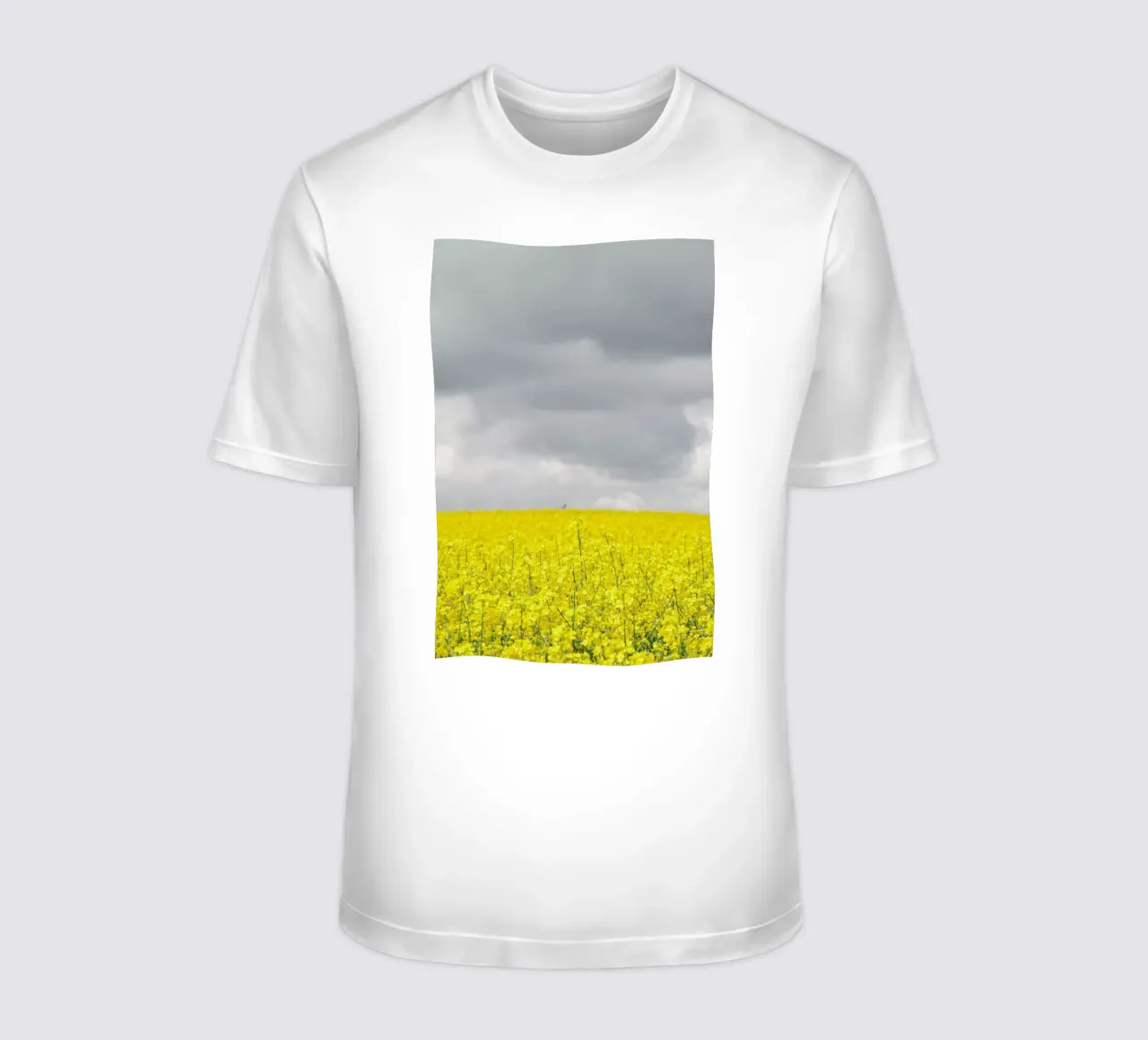 Grey Sky Meets Yellow Fields t-shirt da Studio Nahili