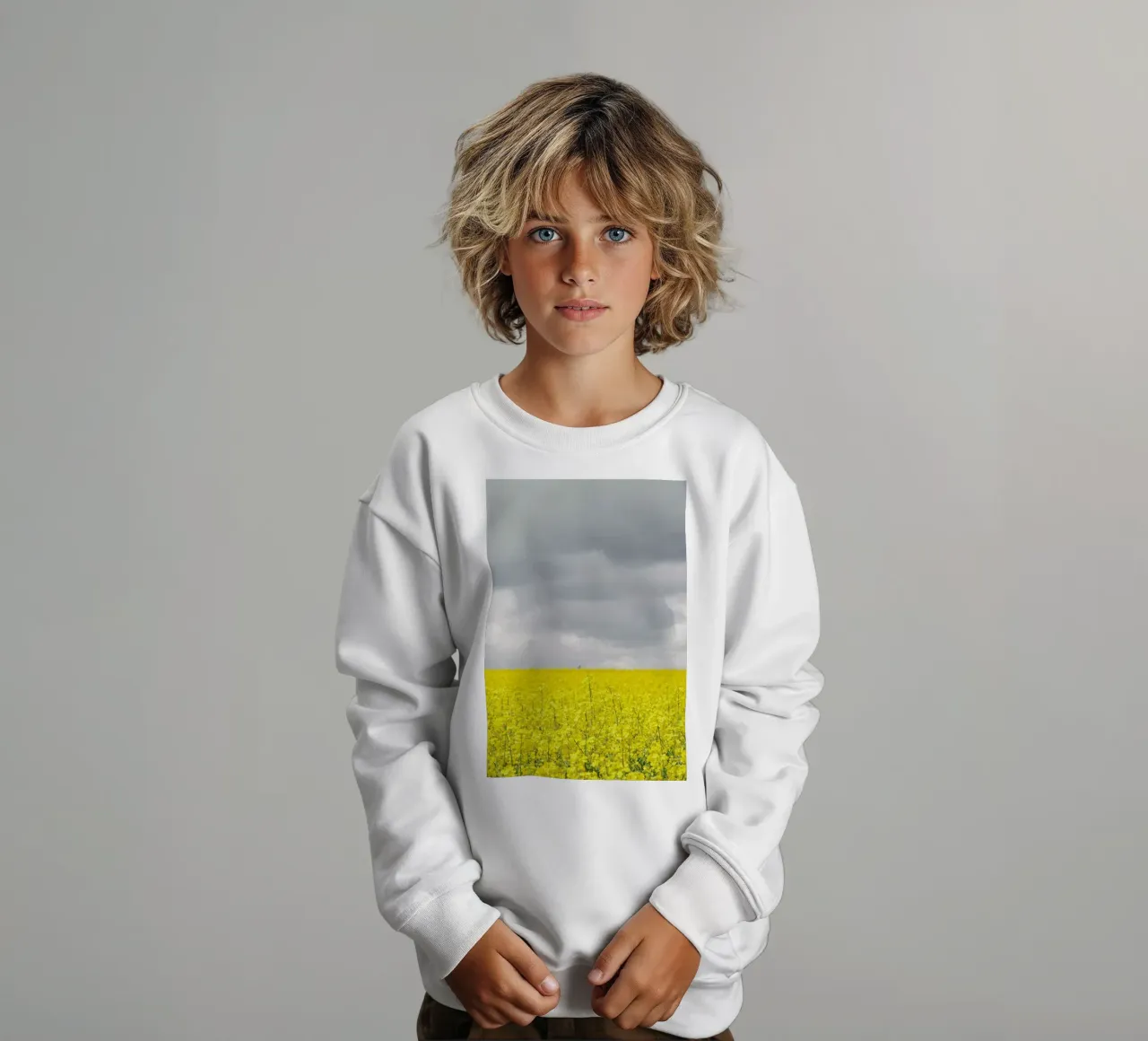 Grey Sky Meets Yellow Fields felpa bambino da Studio Nahili