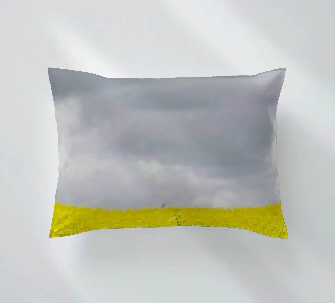 Grey Sky Meets Yellow Fields cuscino da Studio Nahili