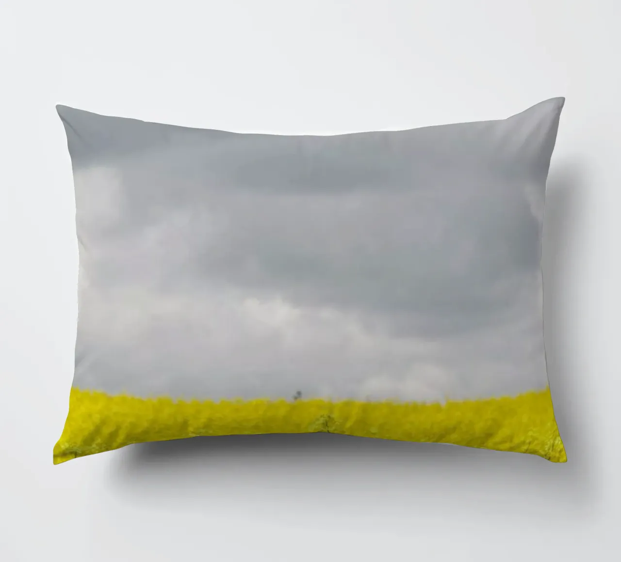 Grey Sky Meets Yellow Fields cuscino da Studio Nahili