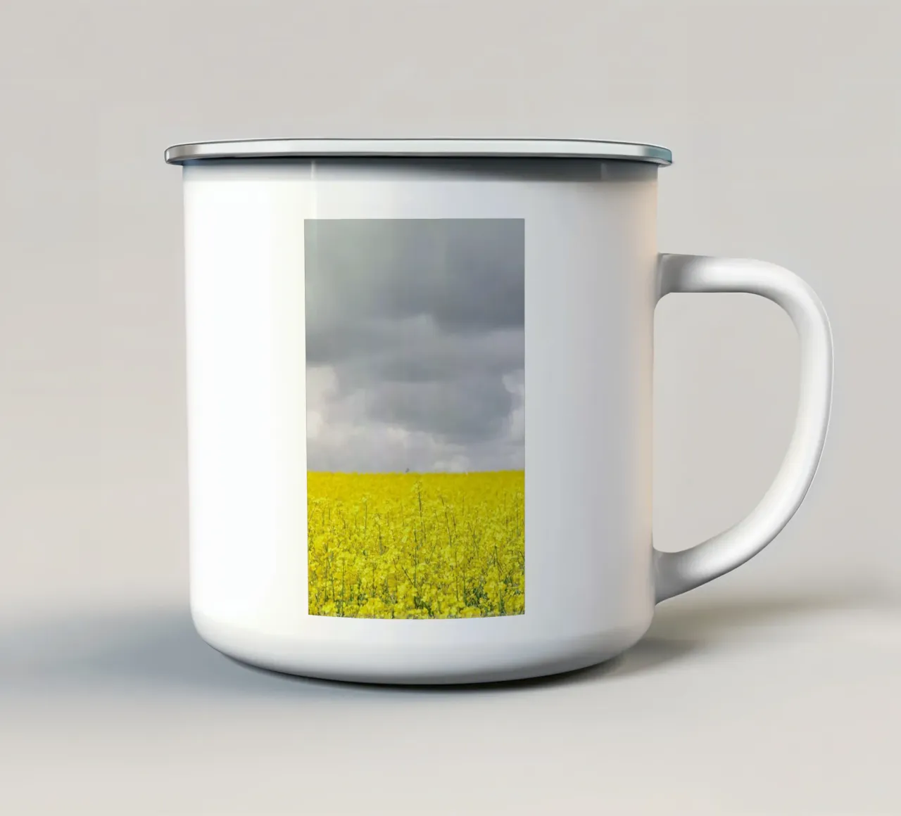 Grey Sky Meets Yellow Fields tazza in smalto da Studio Nahili