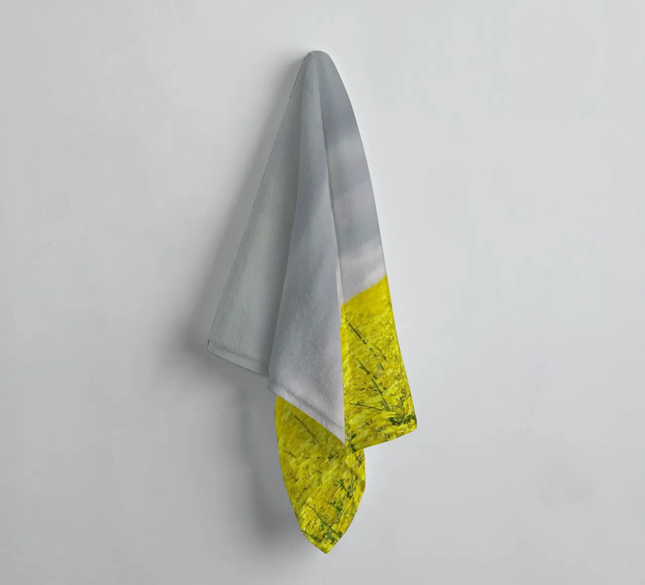 Grey Sky Meets Yellow Fields asciugamano da bagno da Studio Nahili