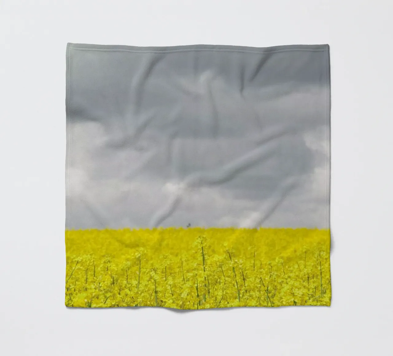 Grey Sky Meets Yellow Fields coperta in pile da Studio Nahili