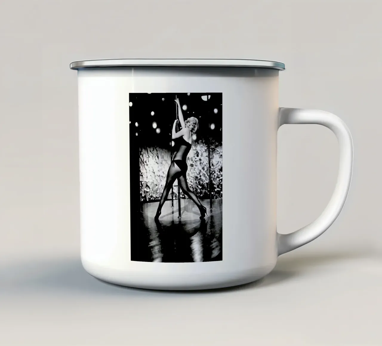 Marilyn Monroe Pole Dancing tazza in smalto da Gallery Print and Art Limited