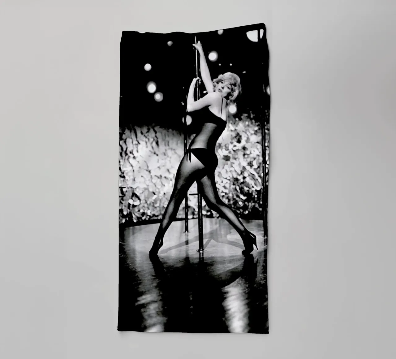Marilyn Monroe Pole Dancing asciugamano da bagno da Gallery Print and Art Limited