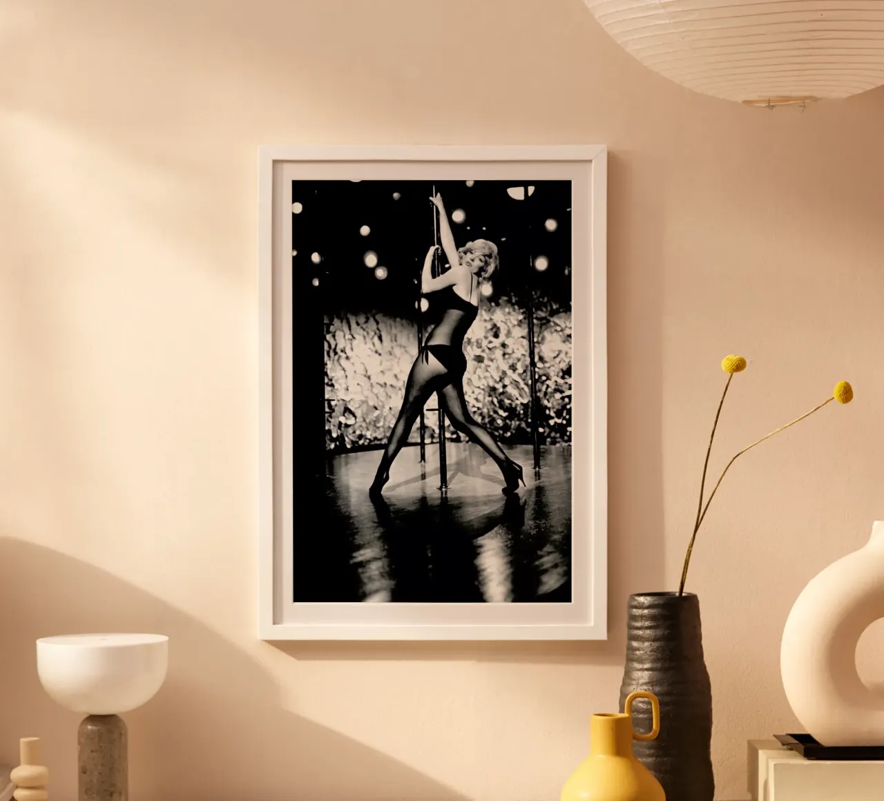 Marilyn Monroe Pole Dancing poster da Gallery Print and Art Limited