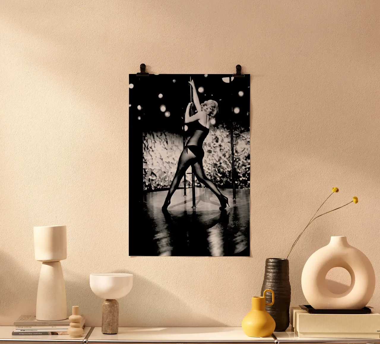 Marilyn Monroe Pole Dancing poster da Gallery Print and Art Limited