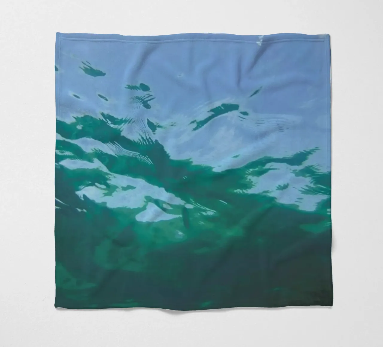 While Diving coperta in pile da Studio Nahili