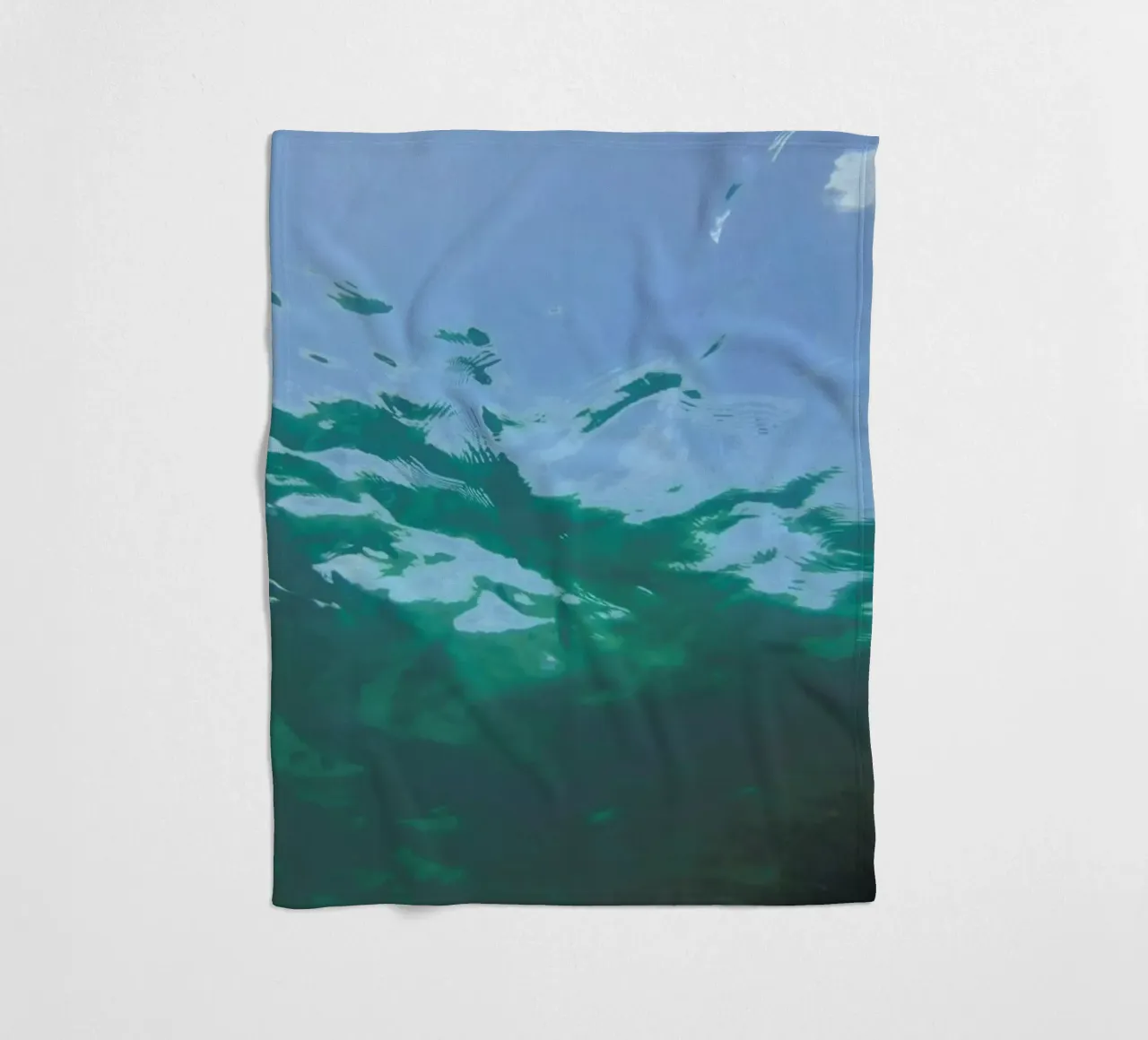 While Diving coperta in pile da Studio Nahili