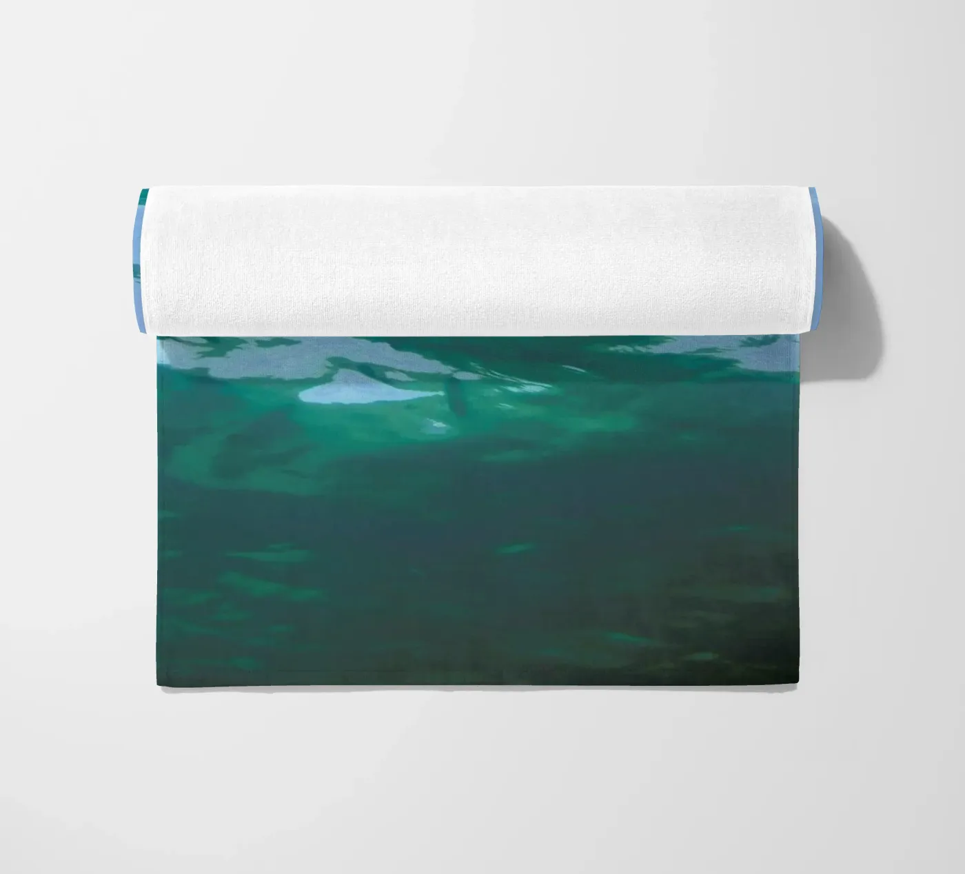 While Diving Strandtuch von Studio Nahili