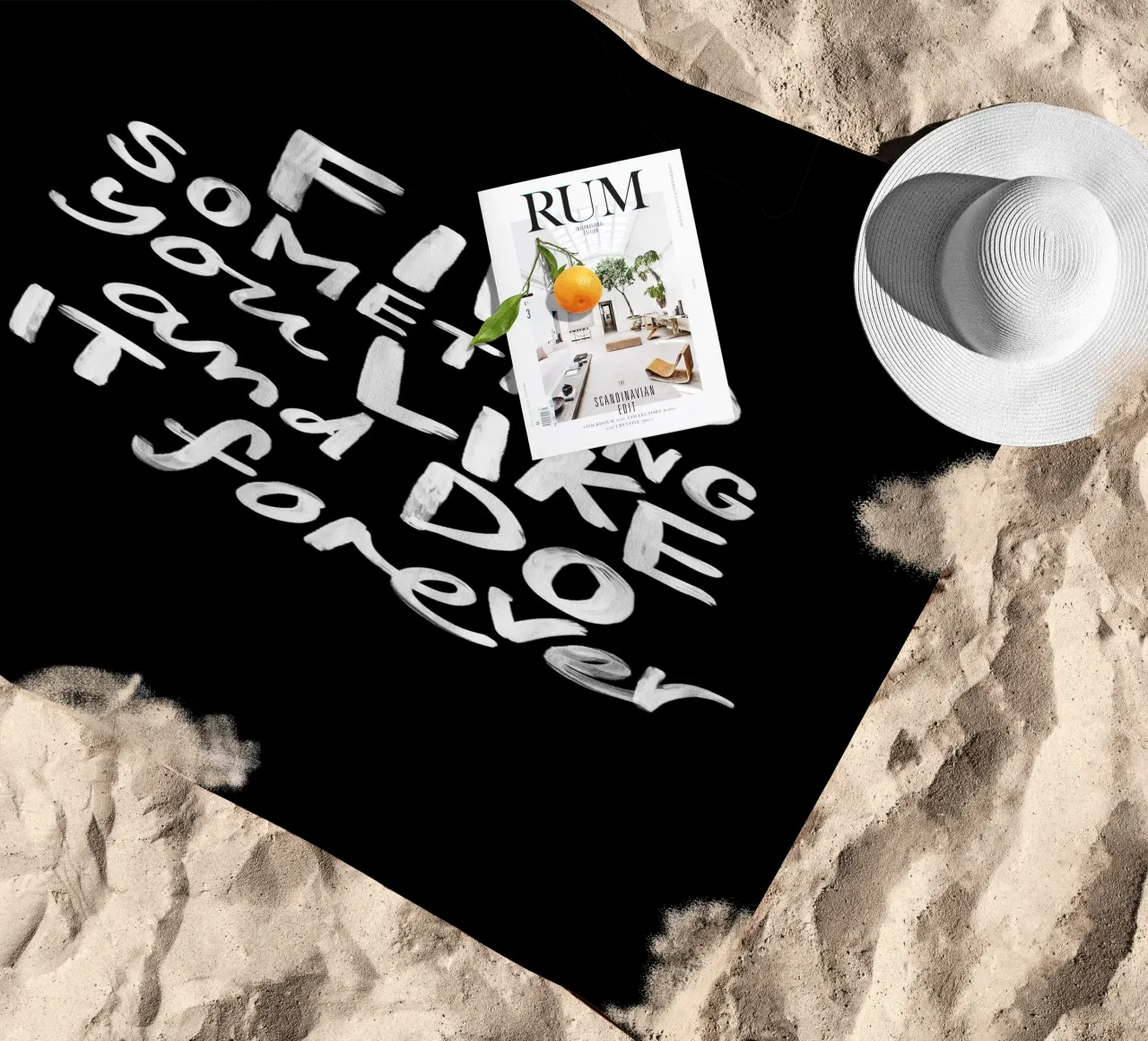 Finde etwas, das du magst und tue es für immer Typografie Druck Strandtuch von THE MOTIVATED TYPE