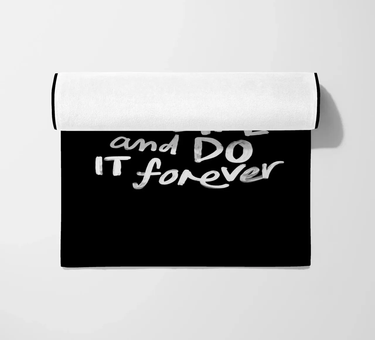 Finde etwas, das du magst und tue es für immer Typografie Druck Strandtuch von THE MOTIVATED TYPE