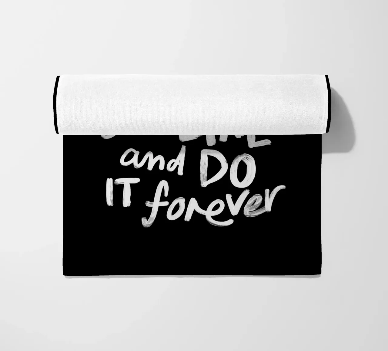 Finde etwas, das du magst und tue es für immer Typografie Druck Strandtuch von THE MOTIVATED TYPE