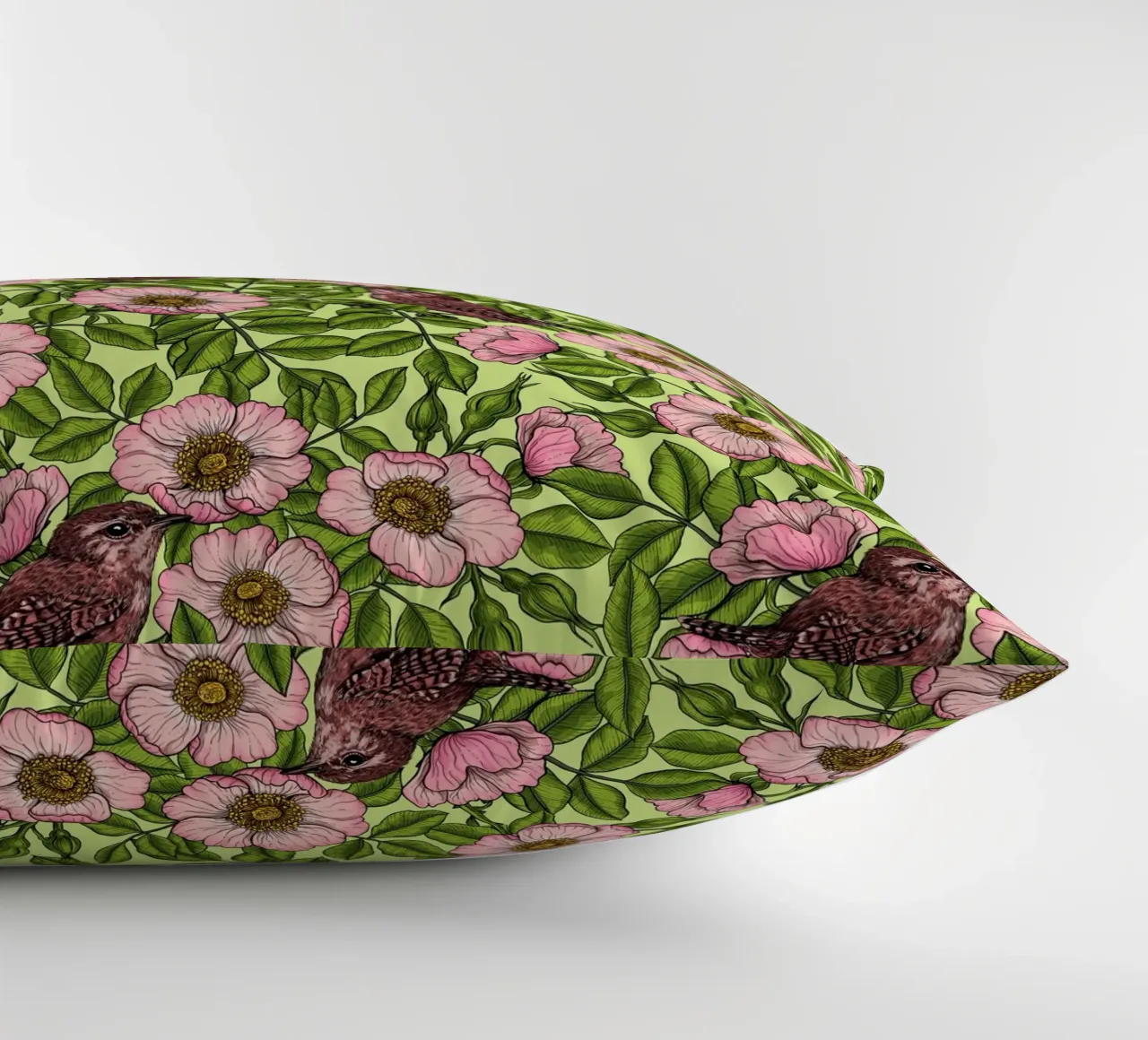 Scriccioli tra le rose selvatiche cuscino da Painted Nature