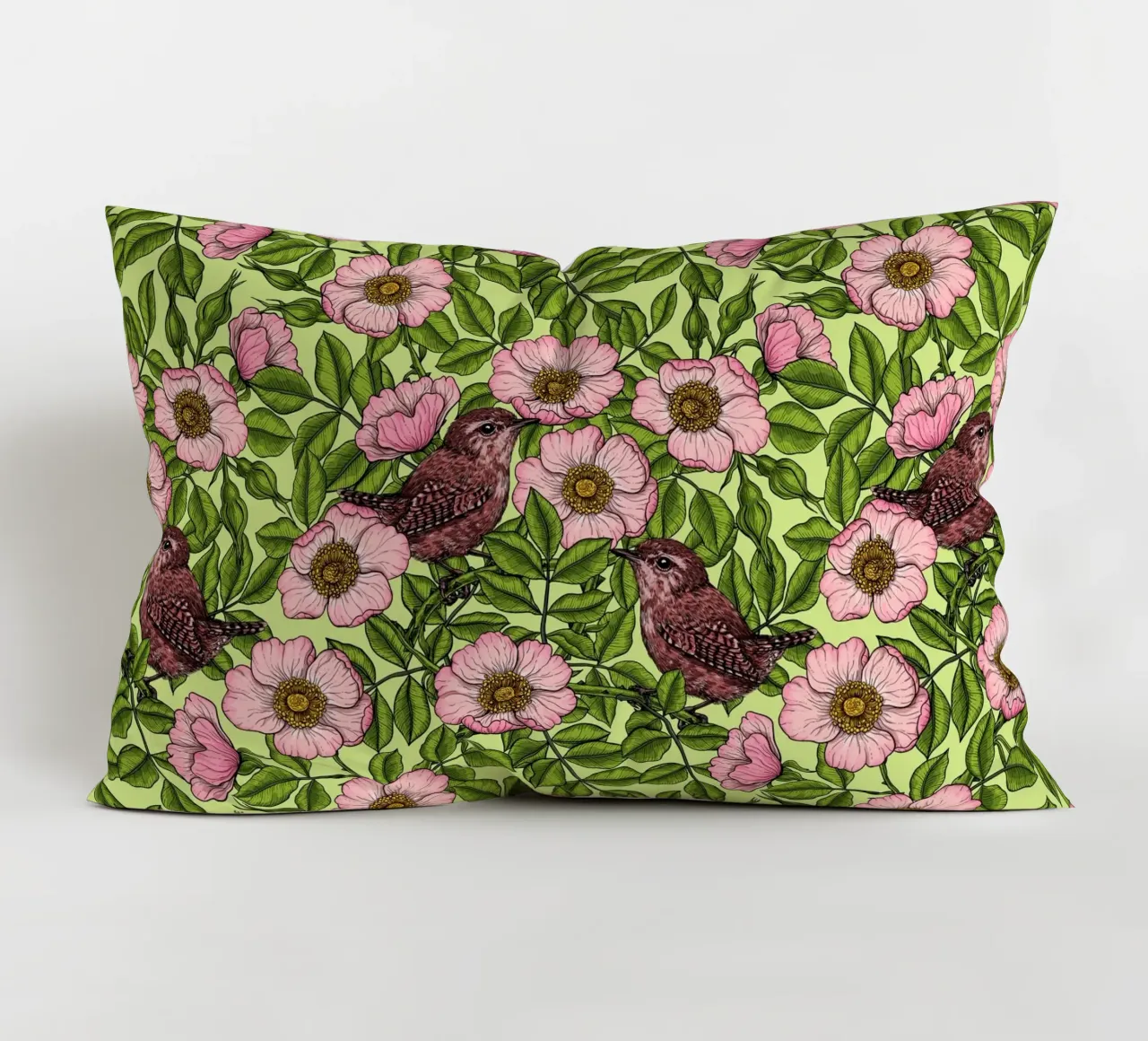 Scriccioli tra le rose selvatiche cuscino da Painted Nature