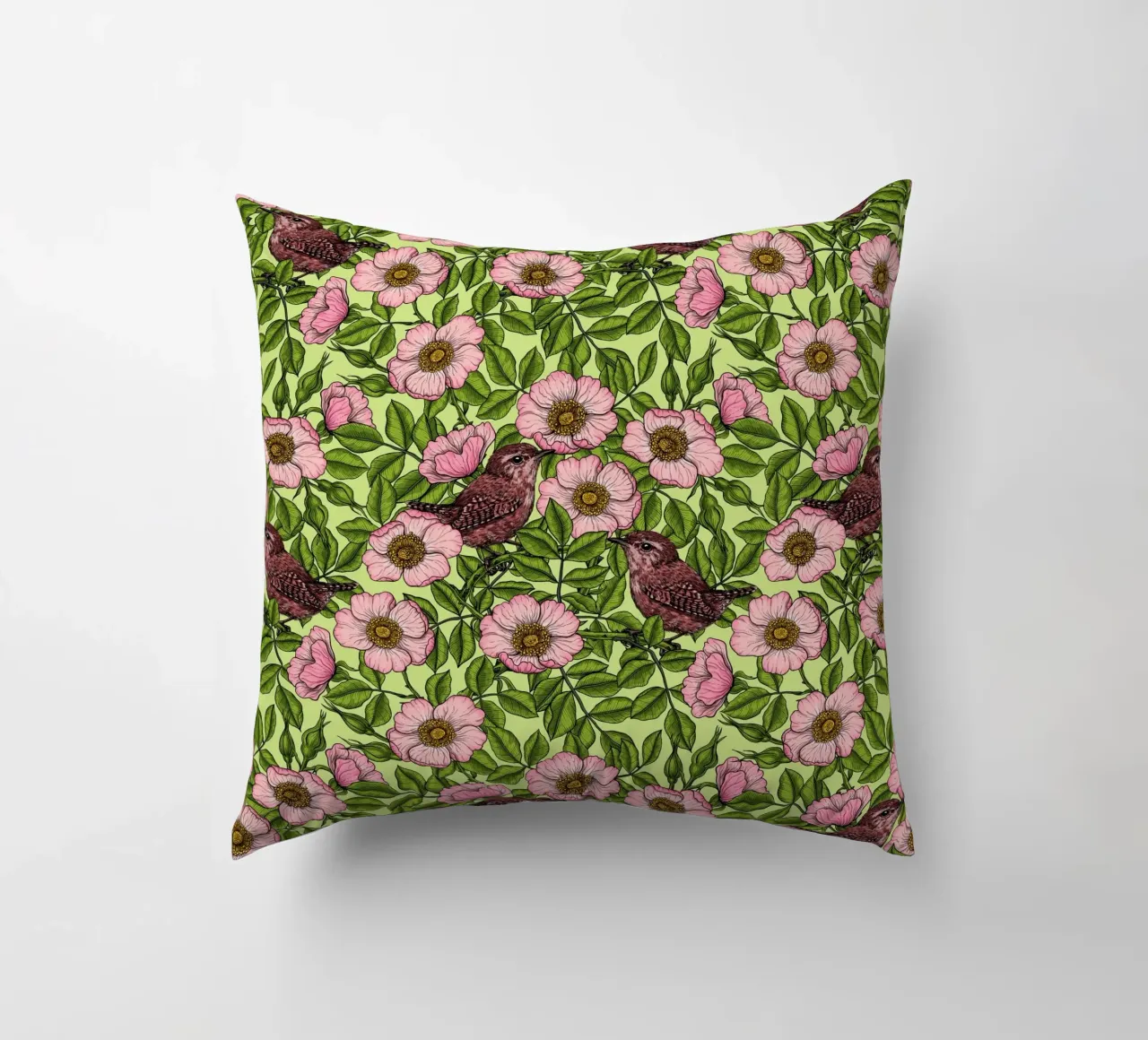 Scriccioli tra le rose selvatiche cuscino da Painted Nature