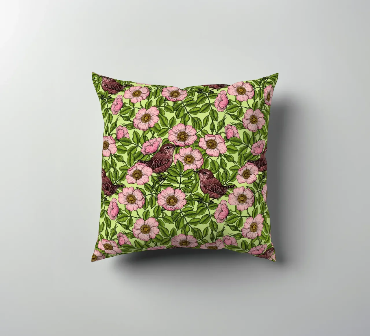 Scriccioli tra le rose selvatiche cuscino da Painted Nature