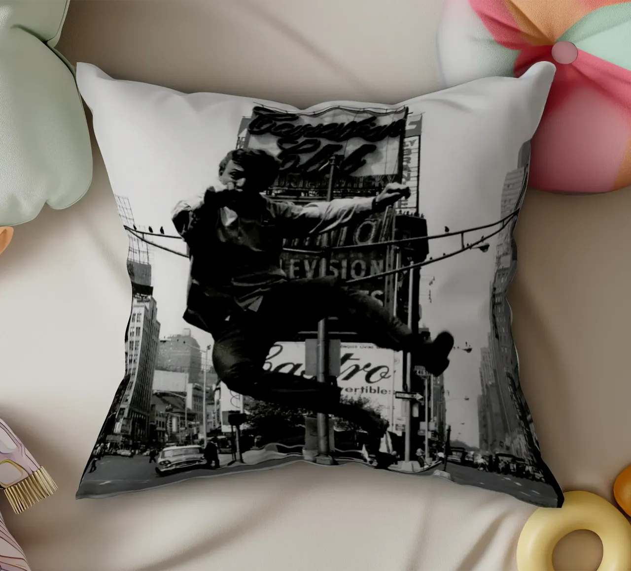 Tommy Steele at Times Square cuscino da Gallery Print and Art Limited