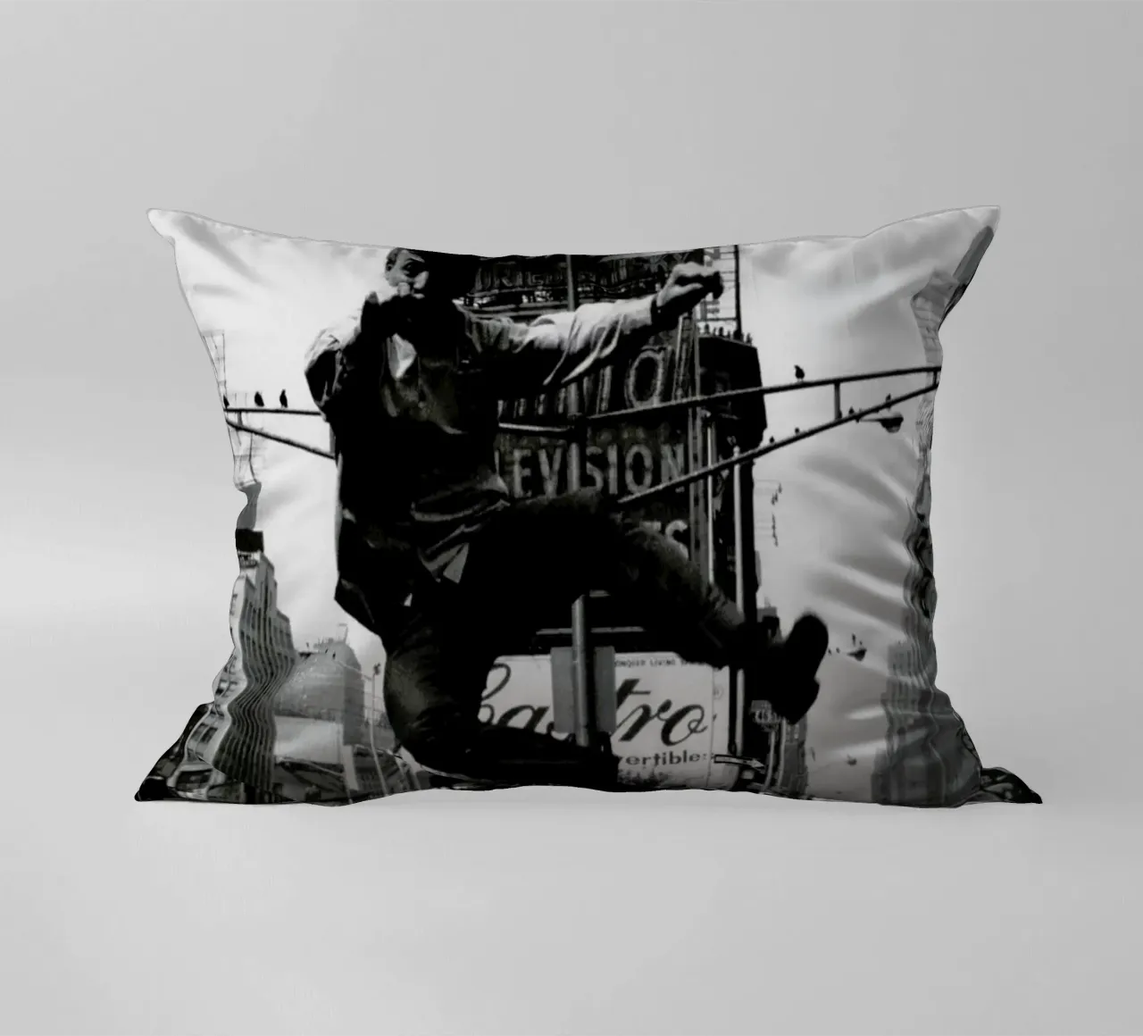 Tommy Steele at Times Square cuscino da Gallery Print and Art Limited