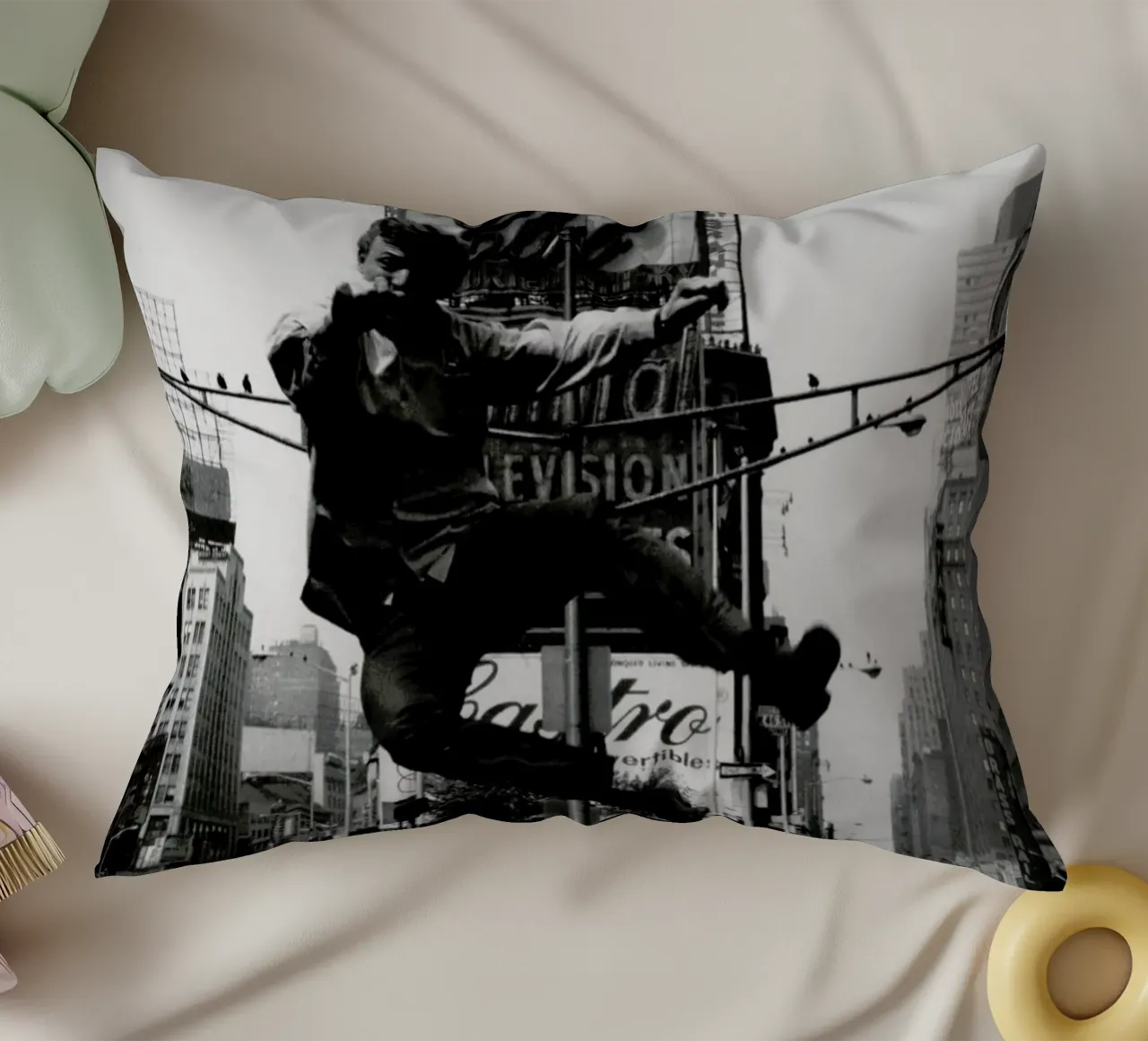 Tommy Steele at Times Square cuscino da Gallery Print and Art Limited