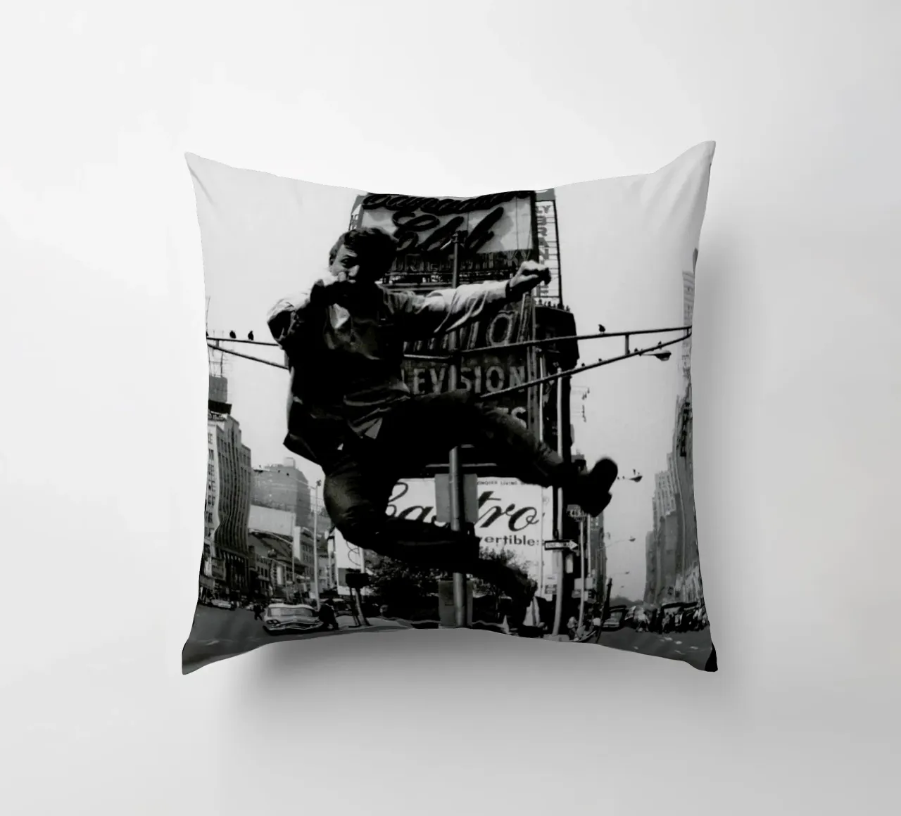 Tommy Steele at Times Square cuscino da Gallery Print and Art Limited