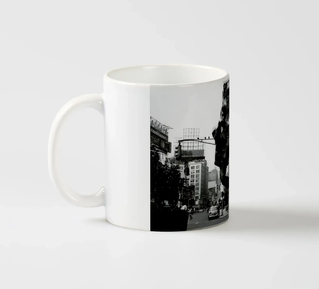 Tommy Steele at Times Square tazza in ceramica da Gallery Print and Art Limited