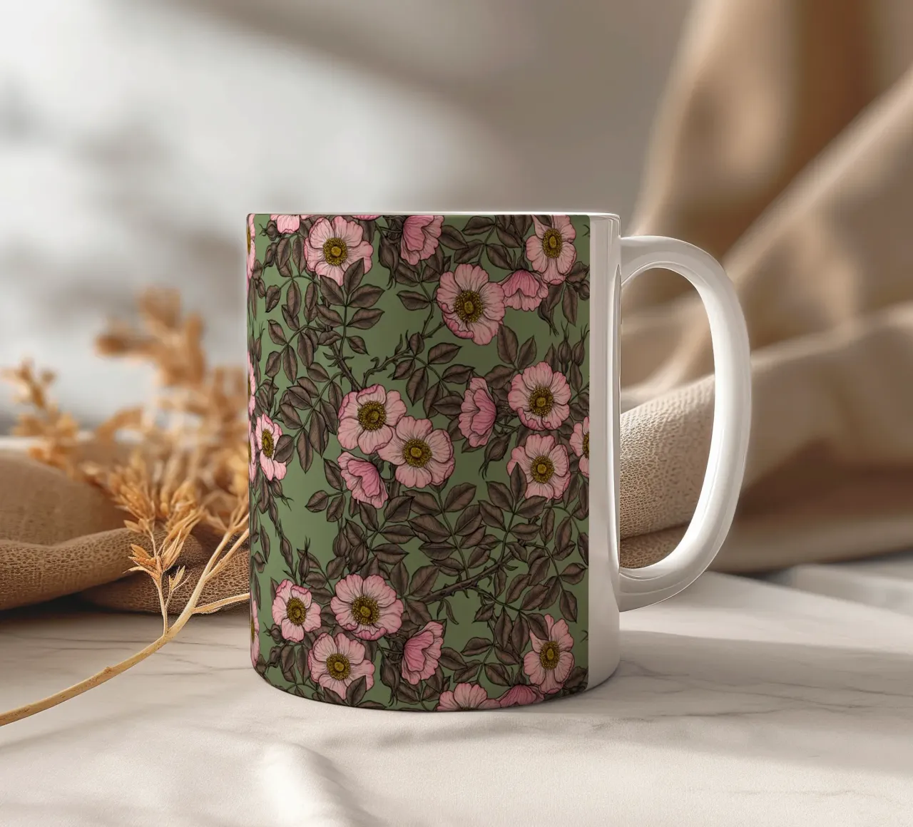 Rosa canina in fiore su verde salvia tazza in ceramica da Painted Nature
